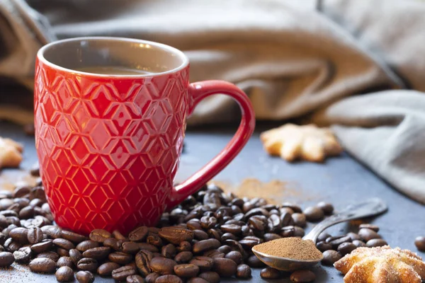 Rote Tasse mit Kaffee — Stockfoto