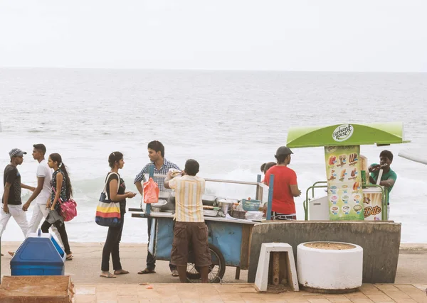 Colombo, SRI LANKA - NOVEMBER 2013: street vendors selling icecream in Colombo, Sri Lanka on November 2013. — Stock Photo, Image