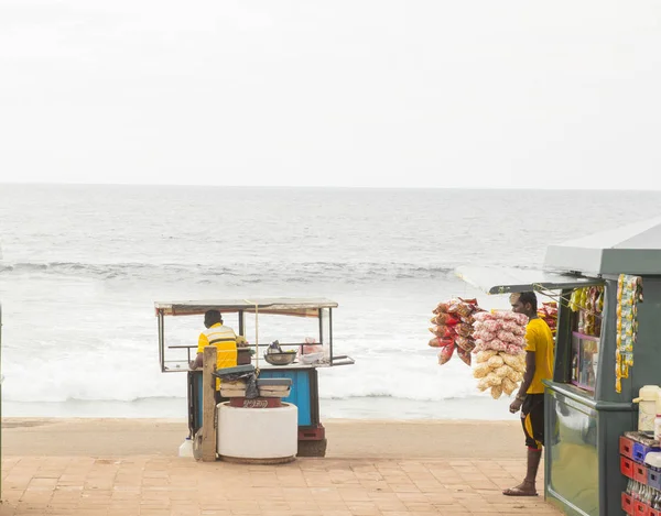 Colombo, SRI LANKA - NOVEMBER 2013: street vendors selling snacks in Colombo, Sri Lanka on November 2013. — Stock Photo, Image