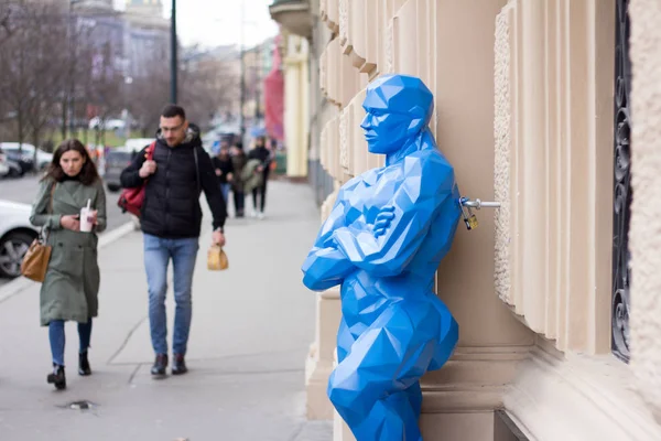 PRAGA, CHECA - ABRIL 2018: escultura del hombre azul apoyado contra la pared en Praga en abril de 2018 en Praga —  Fotos de Stock