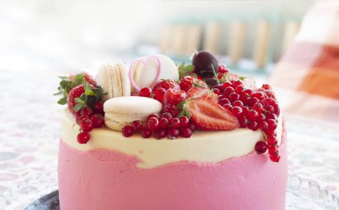 taze yaz meyveile doğum günü pastası closeup