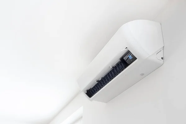 Ar condicionado na parede branca no interior — Fotografia de Stock
