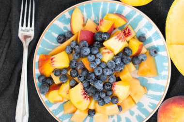 Bir tabak taze yaz meyvesi