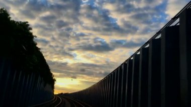 demiryolu tren raylarının alacakaranlıkta günbatımı