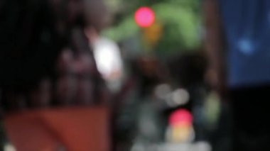 Park bokeh bulanıklık insanlar yürürken, insanlar