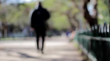 Park insanlar yürüyen bokeh bulanıklık