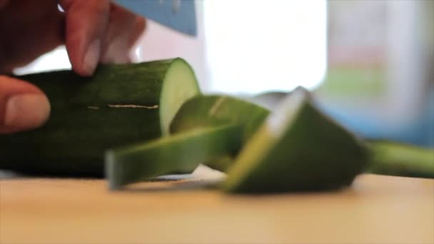 Нарізання Скибочок Огірка — стокове відео