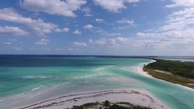 Plaj tropikal kıyı kıyı gökyüzü