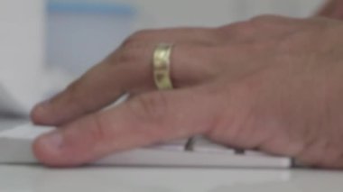 bilgisayar klavye parmak yazarak