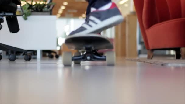 Escritório Skate Jovem Atrevido — Vídeo de Stock