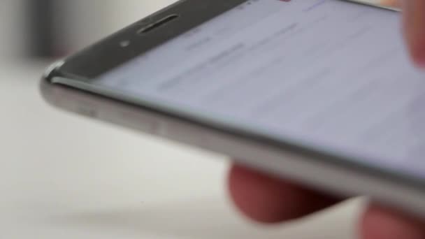 Смартфон Прокручивает Сообщения Электронной Почты — стоковое видео