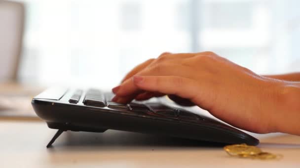 Digitando Teclado Mulher Computador — Vídeo de Stock