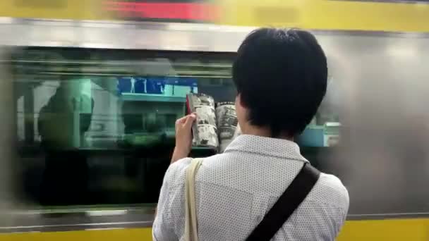 Vídeo Leitura Quadrinhos Metrô — Vídeo de Stock