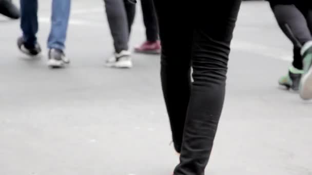 歩行者の脚足を歩行 — ストック動画
