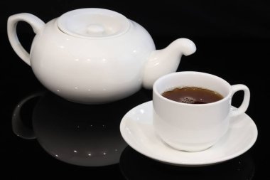 Çay töreni ile siyah bir zemin üzerine beyaz bir pahalı çay seti