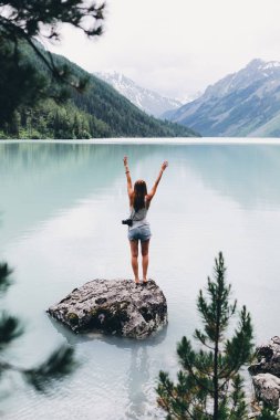 Bir kız bir taş dağ manzaralı