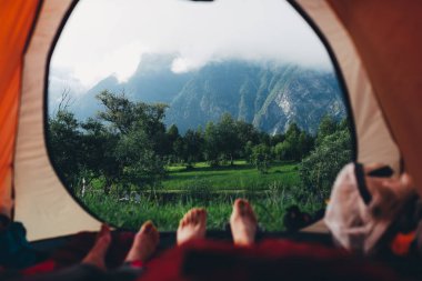 Kamp çadır görünümünden dağ