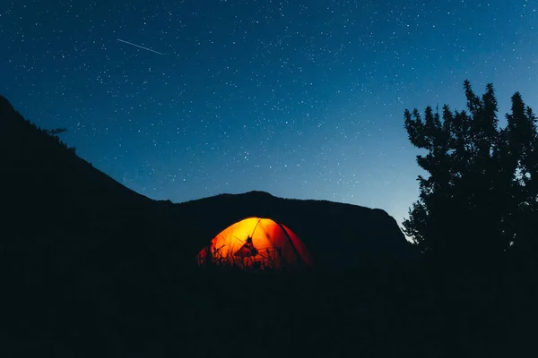 Yıldız ile dağlarda kamp çadırı