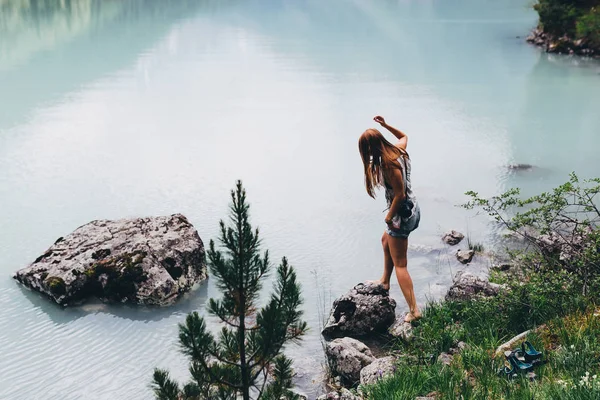 Bir kız bir taş üzerinde