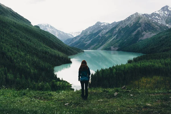 Kucherlinskoe gölde bir genç kız