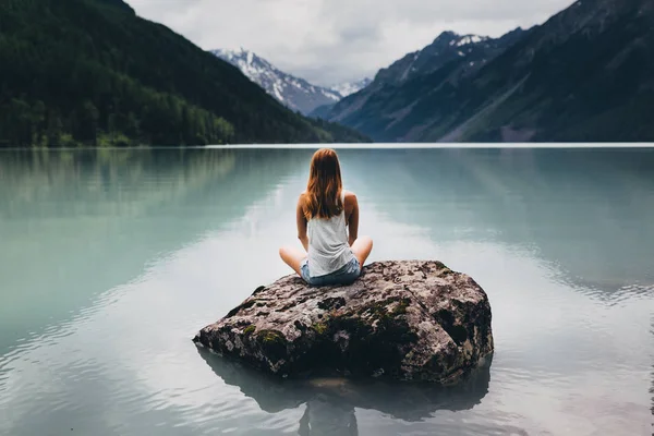 Una chica en una piedra Fotos De Stock