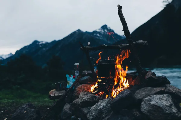 Akşam yemeğinde Dağları, altay, Rusya Federasyonu fon karşı kıyıya Kucherlinskoe gölde şenlik