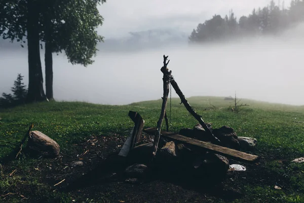 Sabah sis ormanda, şömine ile tripod
