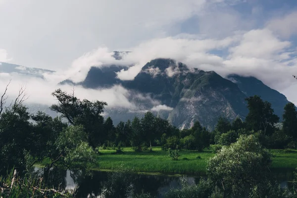 Montaña de la mañana Vista en las nubes, Altai, Federación Rusa — Foto de Stock