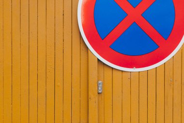 Prag'da dur simgesi ile eski ahşap kapı