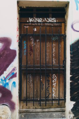 Graffity Prag ile eski ahşap kapı