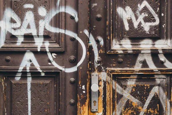 Graffity Prag ile eski ahşap kapı