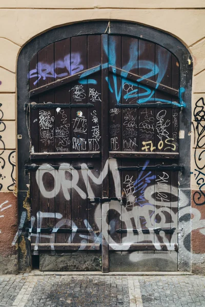 Graffity Prag ile eski ahşap kapı