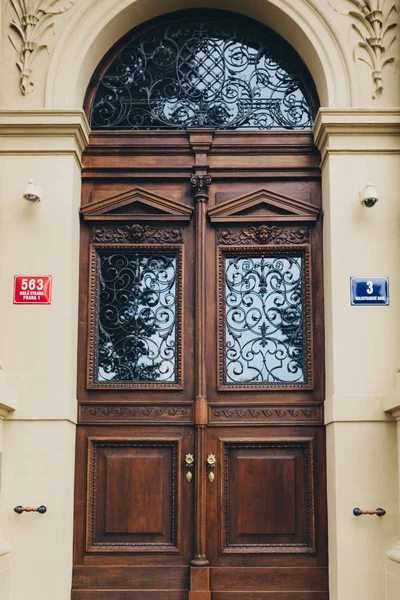 Prag içinde pencere eşiği ile eski ahşap kapı