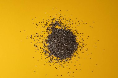 Chia tohumu sarı pastel arka plan, düz yatıyordu görünümü üzerinde bir avuç