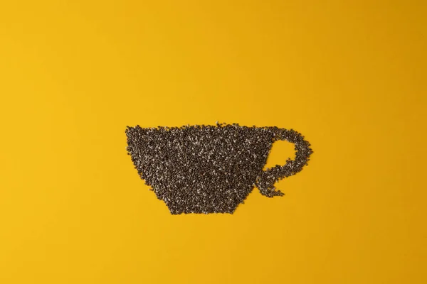 Chia tohum çay, sarı pastel arka plan, düz yatıyordu görünümü için bir kupa şeklinde