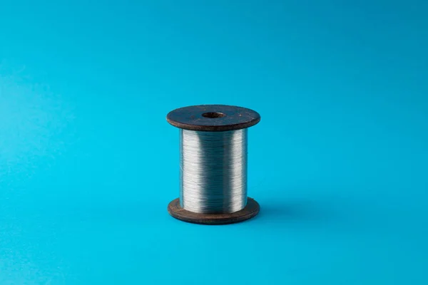 Mavi bir arka plan üzerinde tel biriktirme