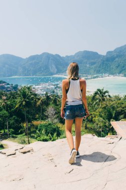 Arka planda koylarından Phi Phi Island Resort yakışıklı bir kız
