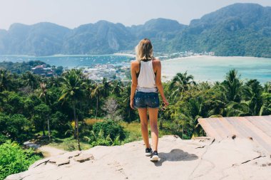 Arka planda koylarından Phi Phi Island Resort yakışıklı bir kız