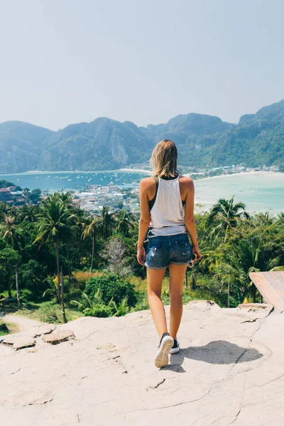 Arka planda koylarından Phi Phi Island Resort yakışıklı bir kız