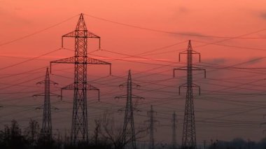 Dikmesi turuncu güç günbatımı arka plan dikmesi yüksek gerilim elektrik güç hatları ile elektrik ağının kuleleri