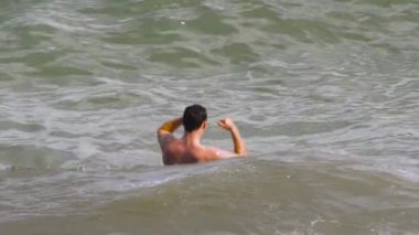 Deniz suyu sportif adam