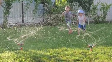 Mutlu çocukluk kavramı. Sulama sistemleri.