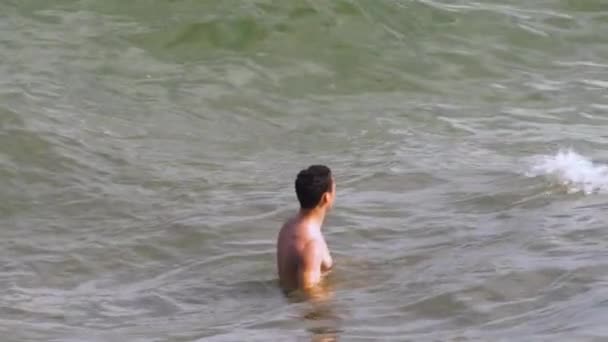Мускулистый человек в океане — стоковое видео