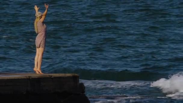 Gesunder Lebensstil. Mensch und Natur. sanitäre Einrichtungen am Meer. Yoga-Anfänger — Stockvideo