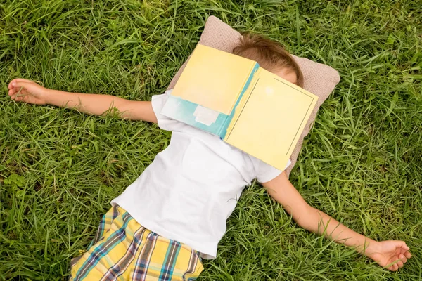 Tiempo libre de la escuela. Concepto de tiempo libre, Efecto de emociones positivas . —  Fotos de Stock