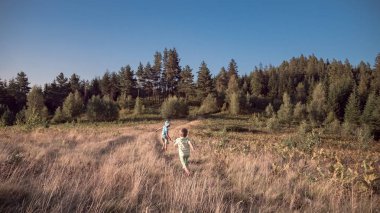 Mutlu çocukluk kavram insan ve doğa
