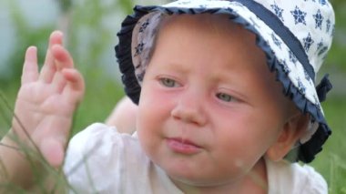 Mutlu çocukluk kavramı. İnsan ve doğa.