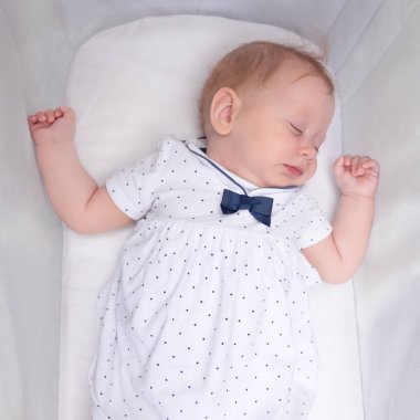 Sevimli uyuyan kız. Bebek uyku kavramı. Yeni doğan bebek beşiğinde.