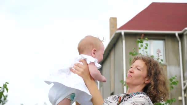 Criança sorridente com a mãe. Conceito de início de vida. Uma mulher de negócios com um filho. Menina bebê em mãos mães . — Vídeo de Stock