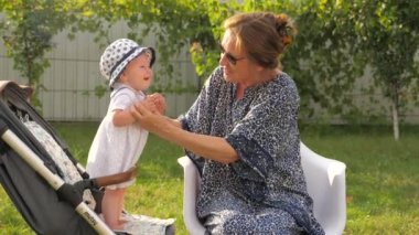 Mutlu aile kavramı. Kadın ve çocuk. Yaşlı ve genç. Güzel bayanlar.